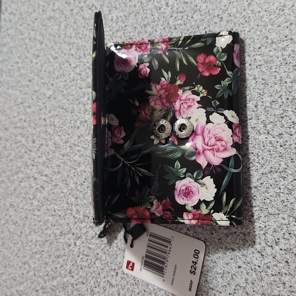 Mundi Women Tri-Fold Wallet - Picture 4 of 8